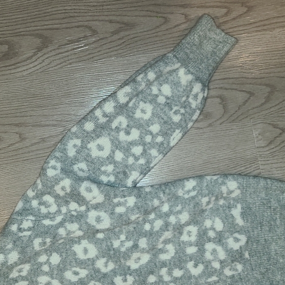 Leopard Sweater - Picture 3 of 4